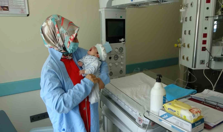 Boynunda dev tümörle doğan bebek hayata tutundu