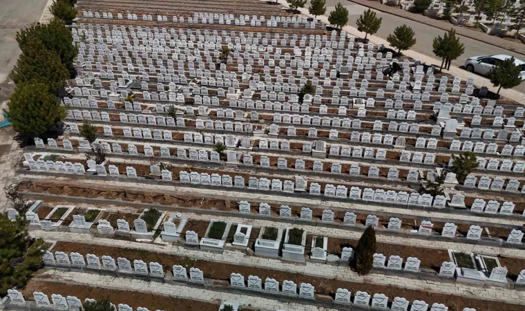 Bu mezarlıkta her taş bir acıyı anlatıyor