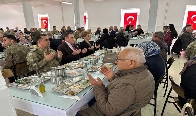 Burhaniye’de Kaymakam Memiş, Şehit ve Gazi aileleri için düzenlenen yemeğe katıldı