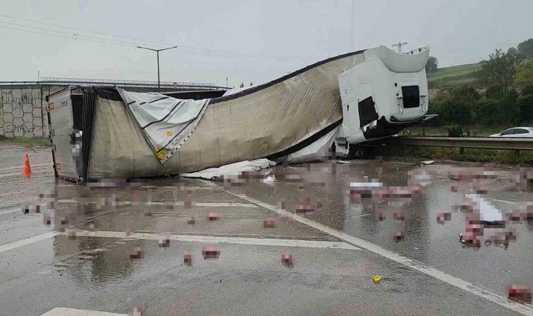 Bursa’da alkol yüklü tır devrildi
