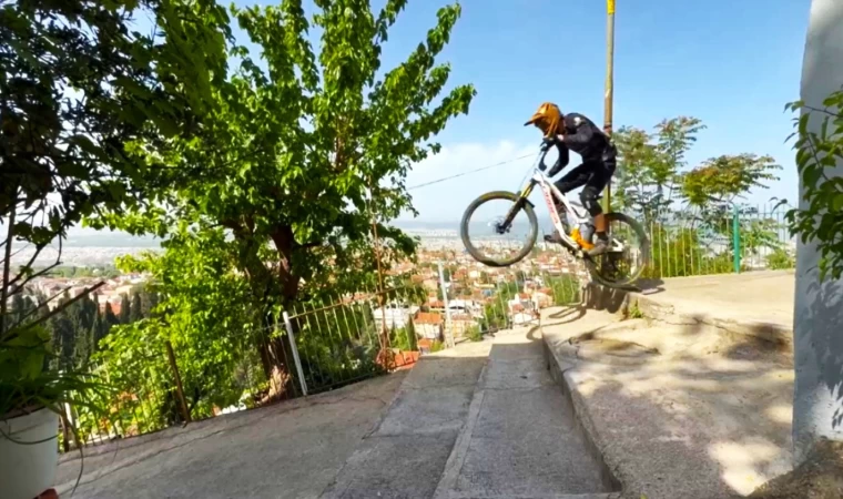 Bursa’da nefes kesen bir ilk...Dik merdivenlerden korkusuzca bisikletle iniyorlar
