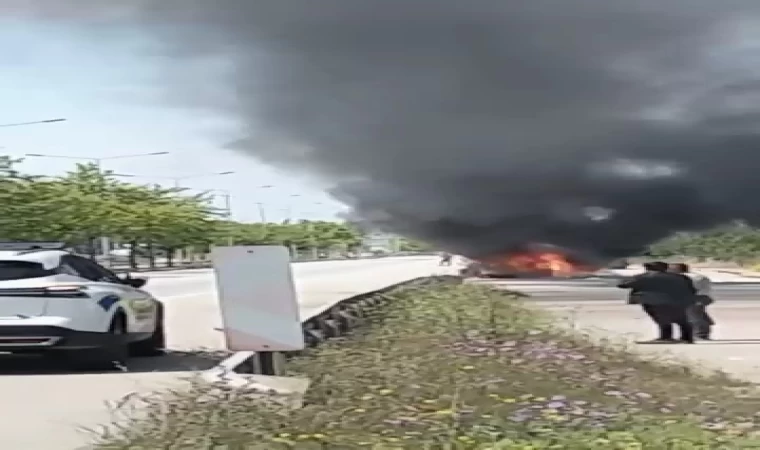 Bursa’da seyir halindeki otomobil alev alev yandı