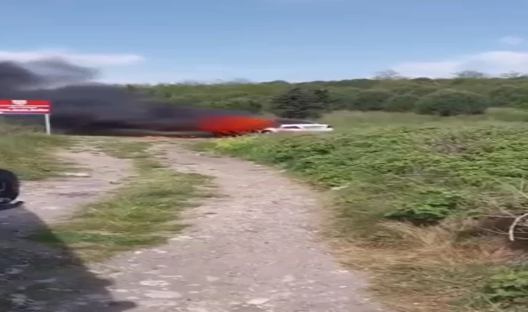 Büyükçekmece’de park halindeki araba alev alev yandı