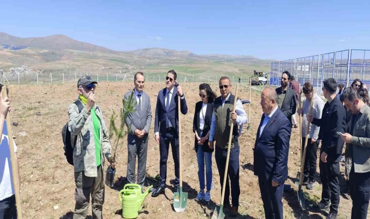 Büyükşehir, Pınarbaşı’daki eğitim yuvasına 2 bin 500 fidan dikti