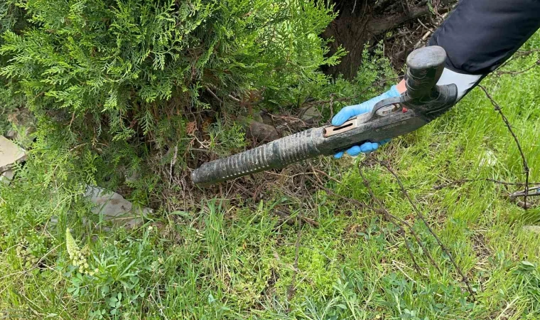 Çalılar budanınca ortaya çıkan pompalı tüfeği polis muhafaza altına aldı