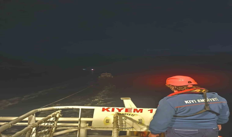 Çanakkale Boğazı’nda makine arızası yapan tekne yedeklenerek çekildi