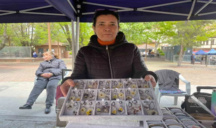 Canlı çiçekler epoksi reçine ile kolyeye dönüşüyor