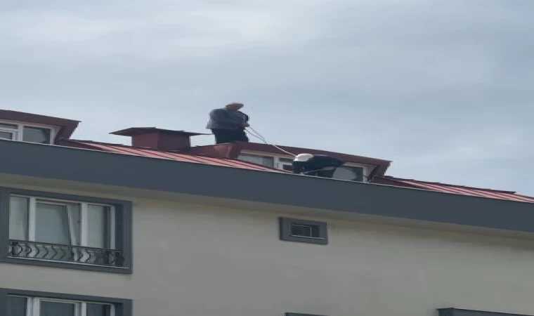Çatı tadilatı yapan işçi beline ip bağlayarak güvenlik önlemi aldı