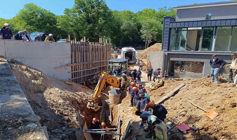 Çekmeköy’de inşaat alanında göçük meydana geldi. Göçükte mahsur kalan işçilerin olduğu öğrenilirken olay yerine çok sayıda itfaiye ve sağlık ekibi sevk edildi.