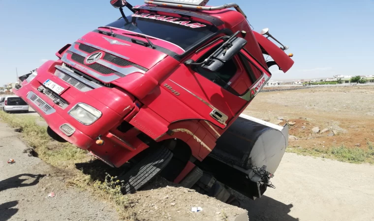 Cizre’de sürücüsü bayılan tır şarampolde devrildi