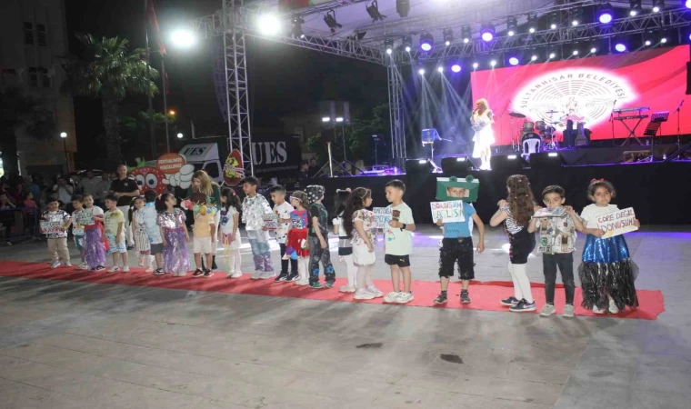 Çocukların geri dönüşüm defilesi beğeni topladı