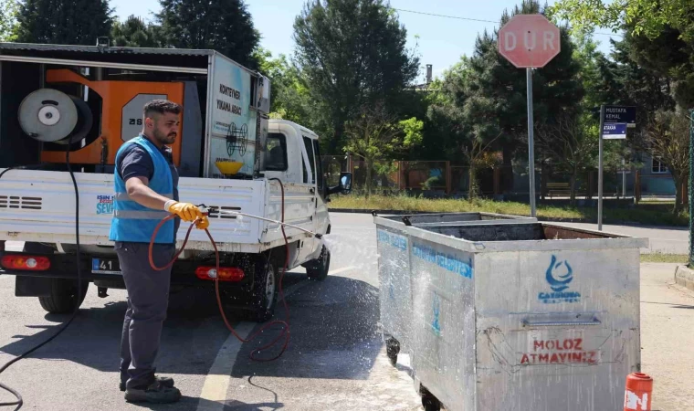 Çöp konteynerleri yerinde yıkanıyor