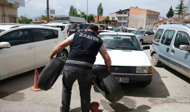 Çorum’da otopark etrafındaki araç park engellerine müdahale