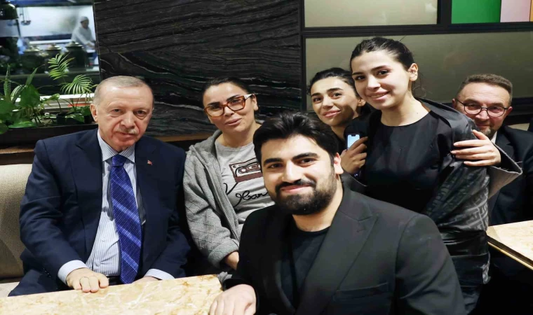 Cumhurbaşkanı Erdoğan, kafede vatandaşlarla sohbet etti