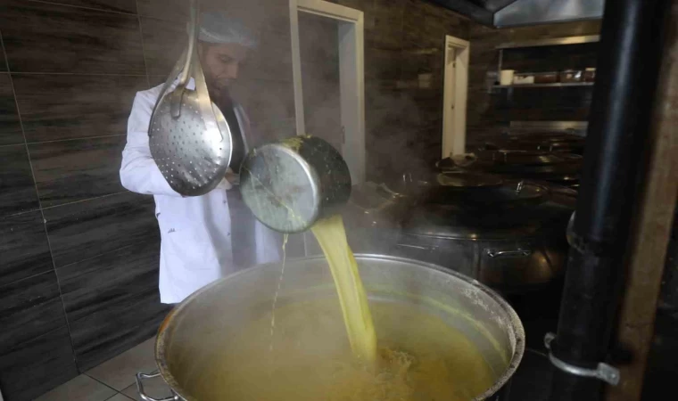 Darıca’da her gün yüzlerce eve sıcak yemek ulaştırılıyor