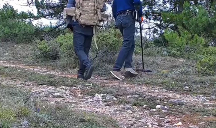 Dedektörle define arayan 2 kişi fotokapana yansıdı
