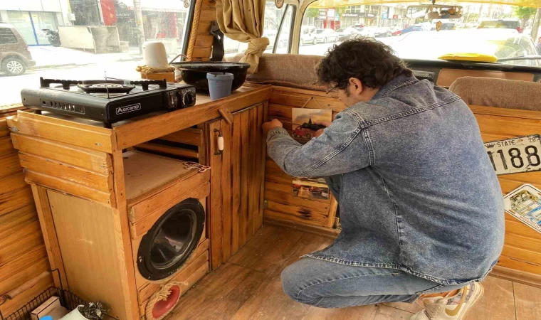 Deprem sonrası Antakya’dan Eskişehir’e geldiği minibüsü karavana çevirdi