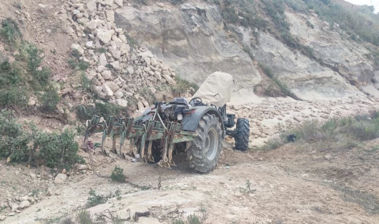 Devrilen traktörün altında kalan genç hayatını kaybetti