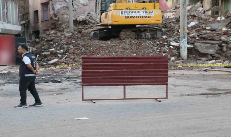 Diyarbakır’da depremden hasar gören yapıların yıkımı devam ediyor