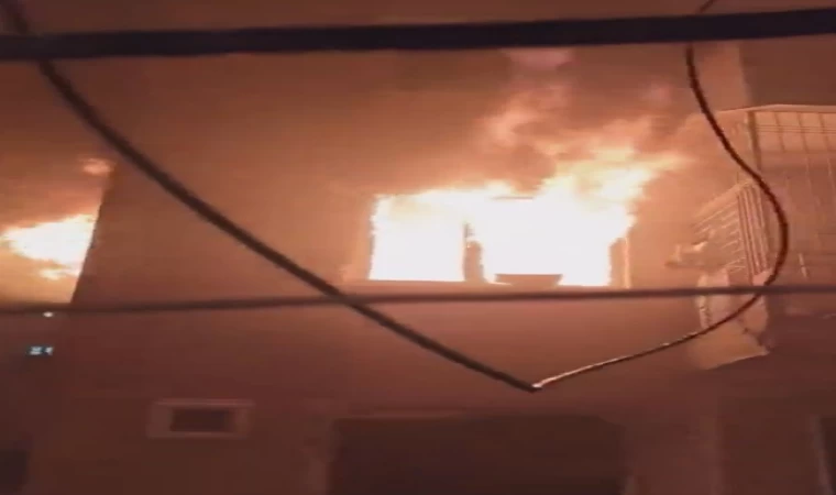 Diyarbakır’da metruk bina alevlere teslim oldu