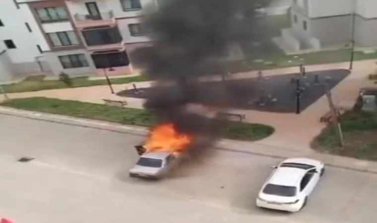 Diyarbakır’da otomobil park halindeyken yandı