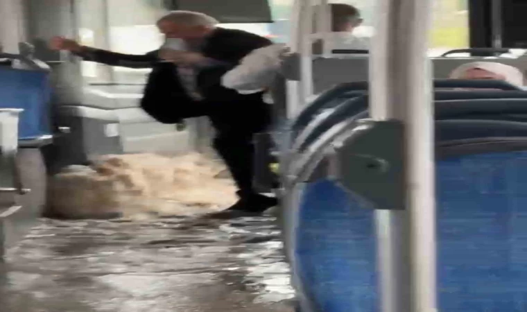 Diyarbakır’da sağanak yağış nedeniyle biriken su halk otobüsüne taştı