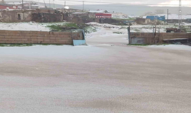 Dolu yağışı Kars’ı beyaza bürüdü