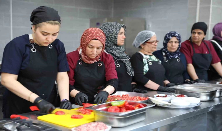 Dünya mutfağı ve yöresel yemekler kadınların elinde tat buluyor