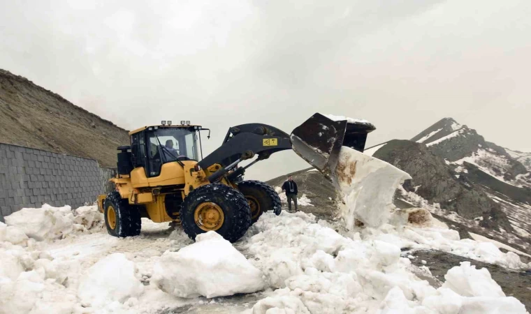 Dünyanın ikinci büyük krater gölünde turizm sezonu açıldı
