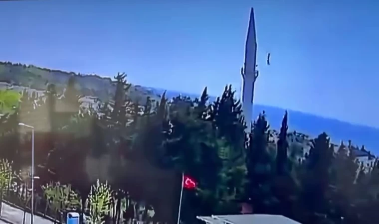 (Düzeltme) Büyükçekmece’de depremin ardından caminin aleminin düştüğü anlar kamerada