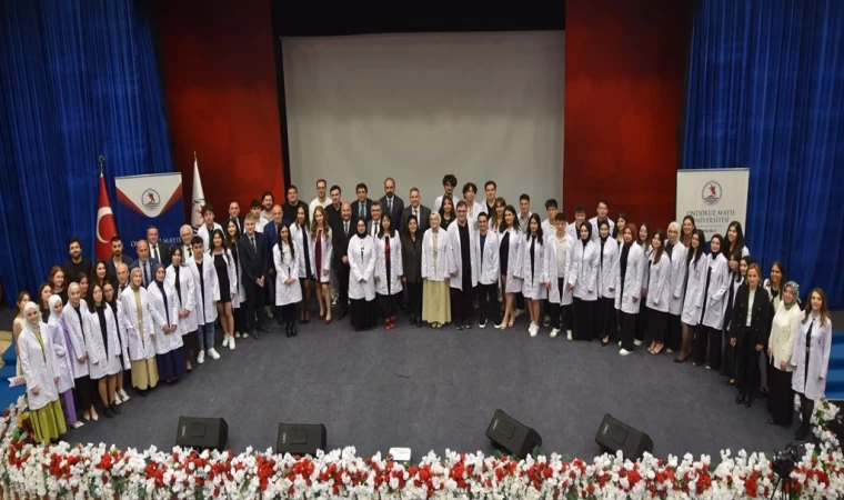 Eczacı adayları beyaz önlük giydi