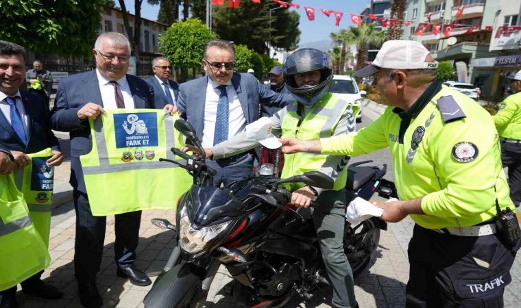 Edremit’te motosiklet sürücülerine reflektif yelek dağıtıldı