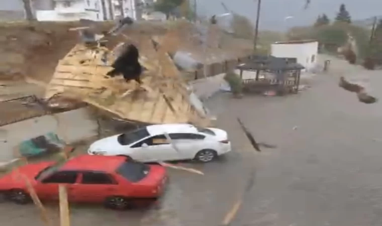 Elazığ’da fırtınadan uçan çatı araçların yanına düştü