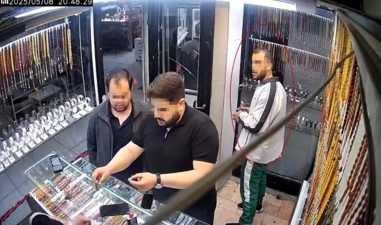 Elazığ’da saat hırsızlığı kamerada: Saatin fiyatını sordu, kameraya baktı, cebine atıp uzaklaştı
