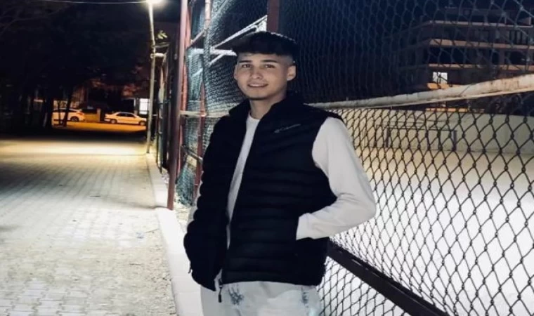 Elektrik direğine çarpan otomobil hurdaya döndü; 2 ölü 1 yaralı