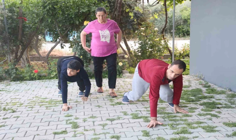 Emekleyerek yaşam süren 3 engelli evladına ömrünü adadı