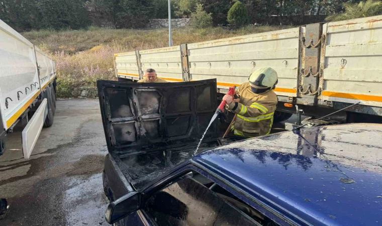 Erdek’te park halindeki otomobilde yangın paniği