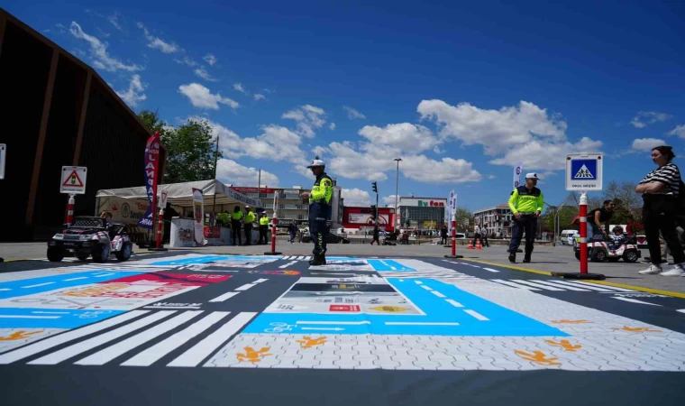Erzincan’da uygulamalı trafik eğitimi verildi