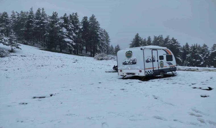 Erzurum’da mayıs ayında yağan kar dağları beyaza bürüdü