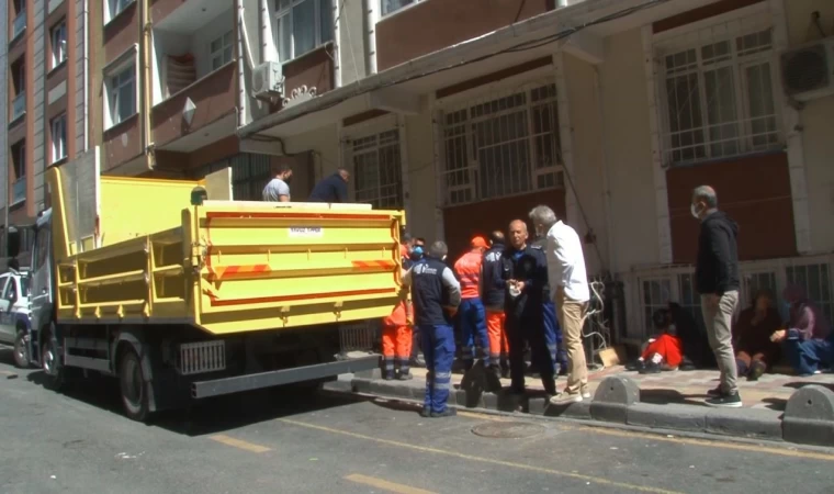 Esenler’de zihinsel engelli kızıyla birlikte yaşayan yaşlı kadının evinden ile 4 ton çöp çıktı