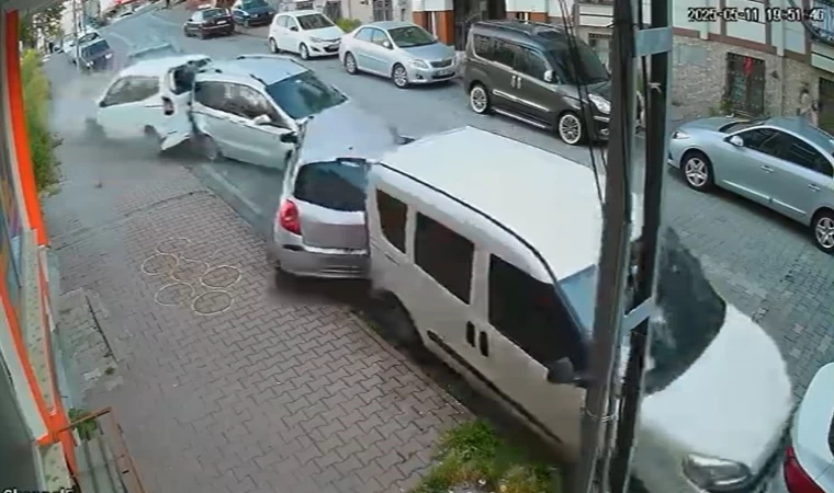 Esenyurt’ta kontrolden çıkan otomobil park halindeki araçlara çarptı