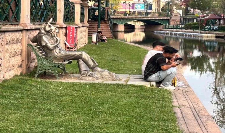 Eskişehir’de trajikomik kare: ’Çekirdek Çitleyen Eşek’in önünde çekirdek çitlediler