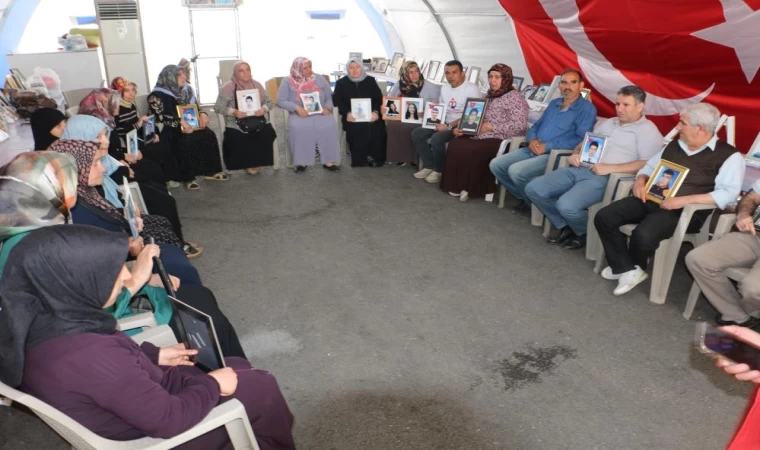 Evlat nöbetindeki anne: ”Barışı duyduğumuzdan beri ayaklarımız yerden kesilmiş. Gece uyuyamıyoruz”