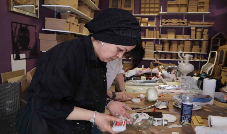 Evlerindeki eski mobilyaları boyayarak başladılar, şimdi taleplere yetişemiyorlar