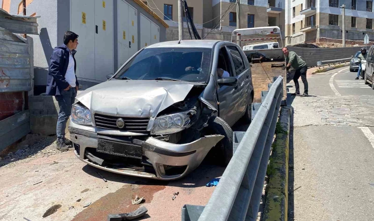 Freni boşalan otomobil trafik ışıklarında bekleyen araca çarptı: 5 yaralı