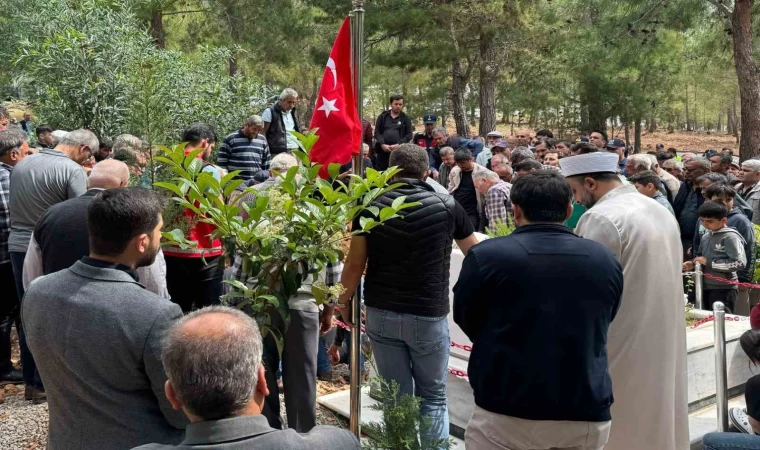 Gara şehidinin vefat eden annesi, oğlunun yanına defnedildi