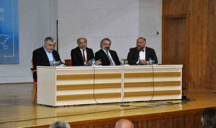 Gazeteci Özer: ”Doğru bilgi barışa, yalan bilgi toplumu savaşa yaklaştırır”