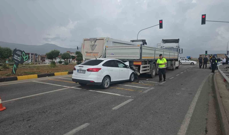 Gaziantep’te ışıkta bekleyen tıra çarpan otomobilin sürücüsü yaralandı