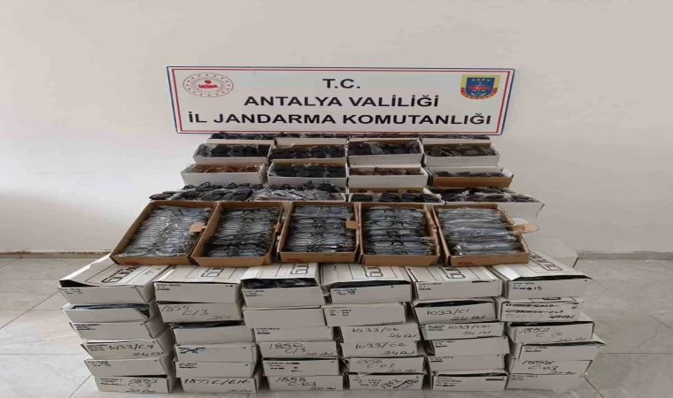 Gazipaşa’da araçta 3 bin kaçak gözlük ele geçirildi