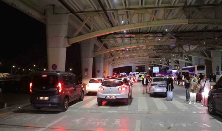 Gençlerbirliği taraftarı Süper Lig’e çıkan takımını havaalanında karşıladı